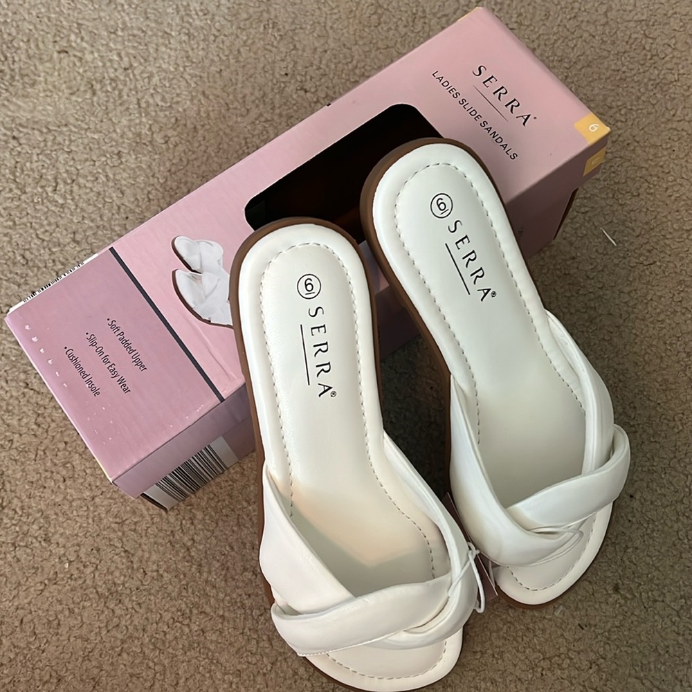 NWT Serra Ladies White Slides - Size 6